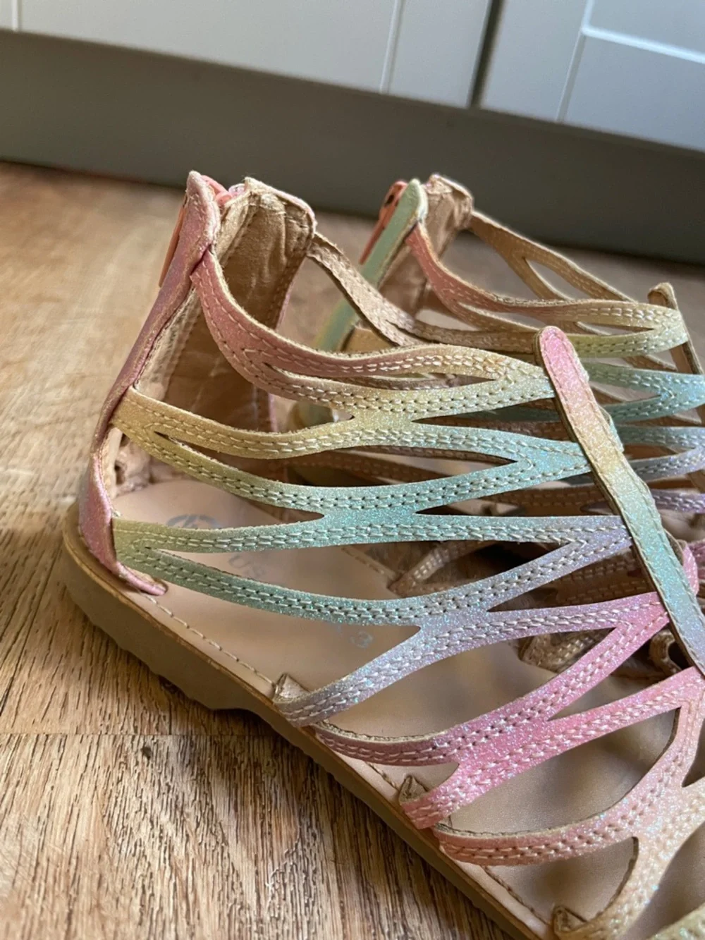 V Girls Rainbow Ombre Glitter Gladiator Sandals Strappy Back Zip Flat Size 4